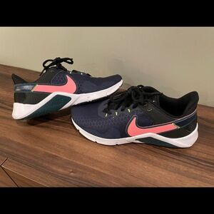 Nike Legend Essential 2 - Worn Once - Size 7.5
